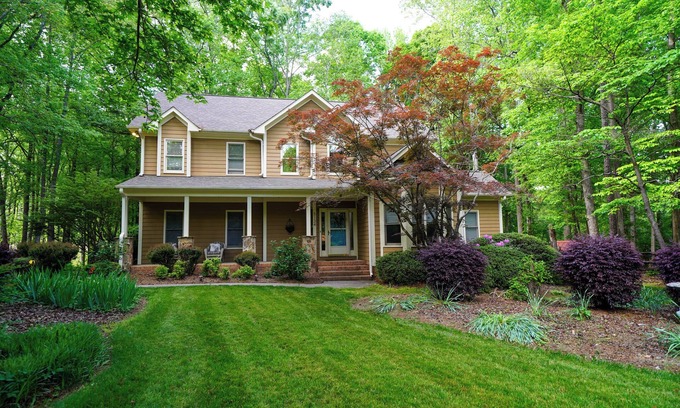 Charlotte House | Spacious Lakeside Relocation Base