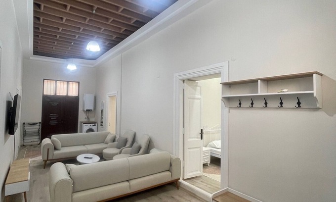 Antalya City Centre Apartment | Spacious Large 3-bedroom apartment in Antalya with WiFi, AC, Joint Garden