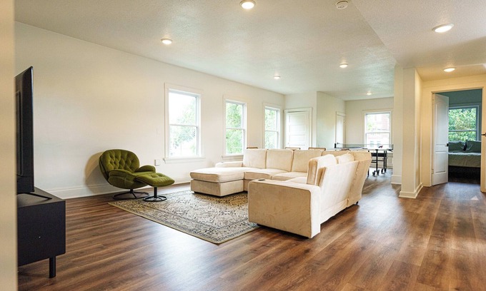 Kansas City House | Spacious loft sleeps 8 in downtown KC with WiFi, AC, Laundry, High Walkability