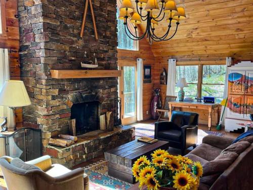 Wolf Laurel House | Spacious Log Cabin With Creek 2 Min From Ski Resort