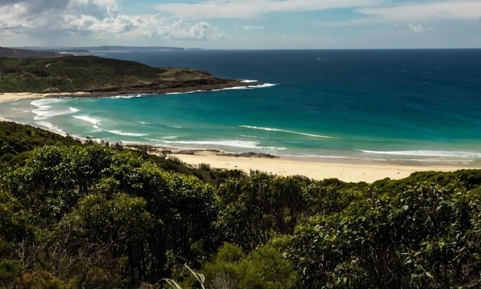 Catherine Hill Bay Apartment | Spacious Luxurious Beach Home