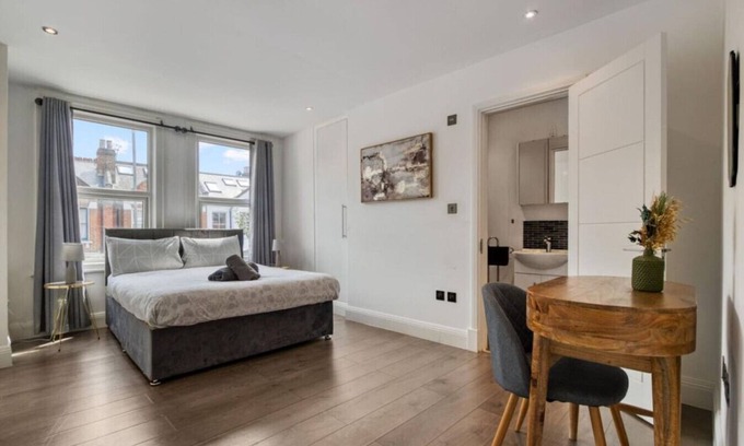 Southfields Apartment | Spacious Luxurious 2BR 2BA