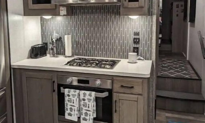 New Market House | Spacious Luxury 5th Wheel for 2