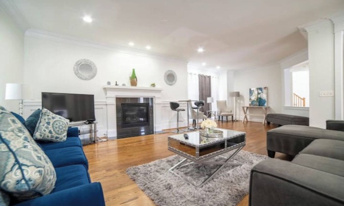 Aurora Highlands House | Spacious Luxury Home in the Heart of it ALL: 5 Bedroom, 5.5 bathrooms