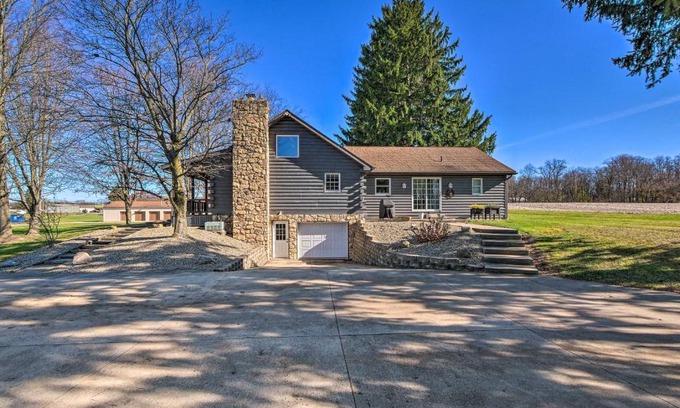 Massillon House | Spacious Massillon Log Cabin with Fire Pit!