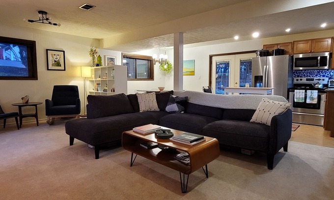 Reed Apartment | Spacious Mid Century apartment - 5 min walk to Reed College