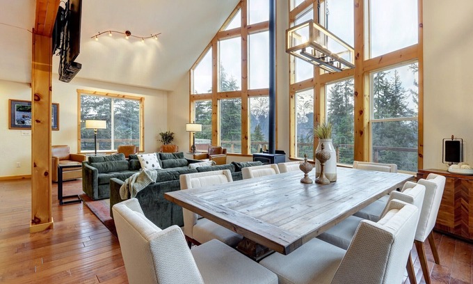 Alyeska House | Spacious Modern Mountain Luxury Living with Hot Tub and Garage