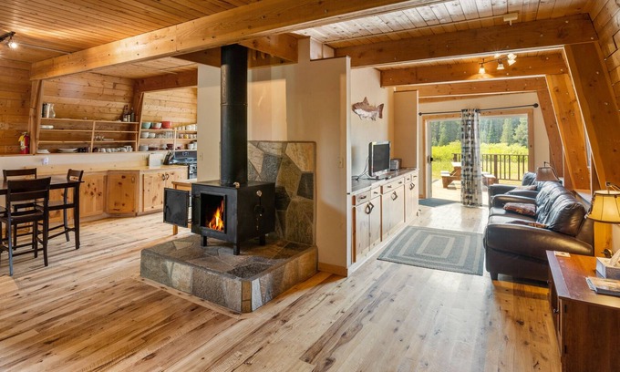 Lazy Acres Cabin | Spacious Mountain Cabin-8 min from Yellowstone Nat. Park On Private w/ View