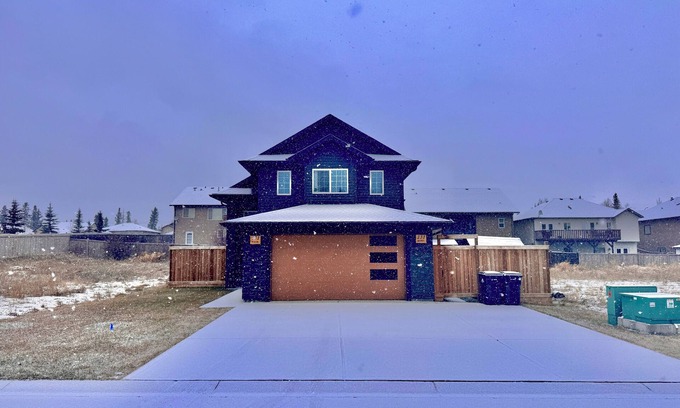 Hinton House | Spacious Mountain Retreat Near Jasper - Family-Friendly with Stunning Views