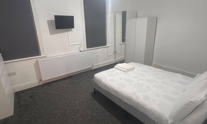 East Ham North Apartment | Spacious & Newly Renovated 4BD House — East Ham!