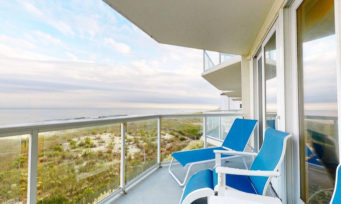 Midtown Ocean City Condo | Spacious Oceanfront Condo with 2 Balconies, WiFi, Central AC & Shared Pool