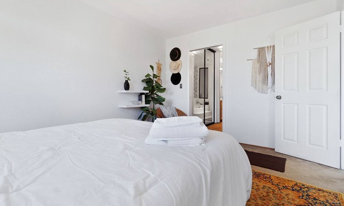 Davis Tract Condo | Spacious Peaceful Bohemian