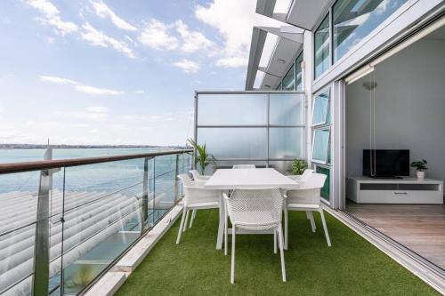 Auckland Central Business District Apartment | Spacious Penthouse With Spectacular Harbour Views!