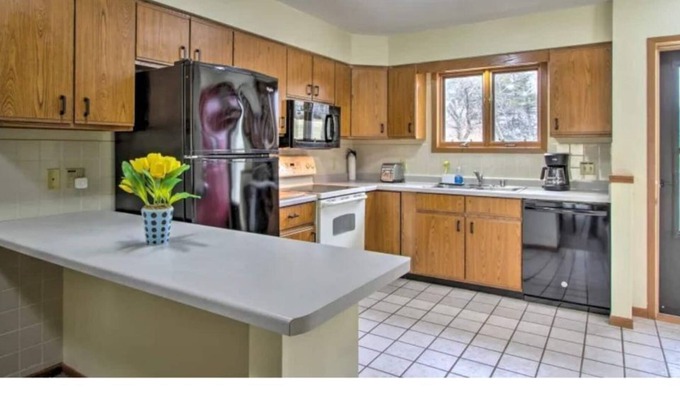 Lake Delton Condo | Spacious Private Condo Full Kitchen