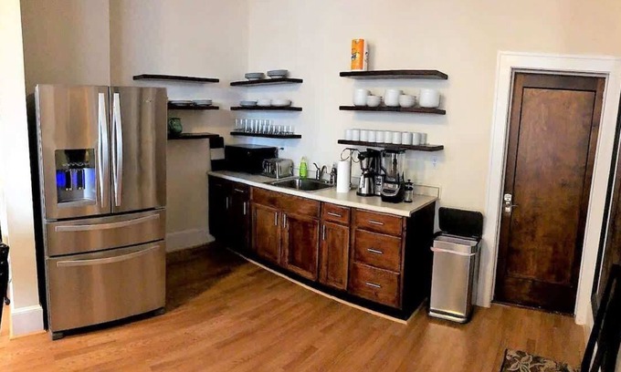 Roanoke House | Spacious Private Bedroom in Downtown – 5 Min Walk