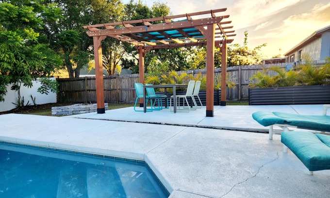 Lakeland House | Spacious Private Family Home with Pool