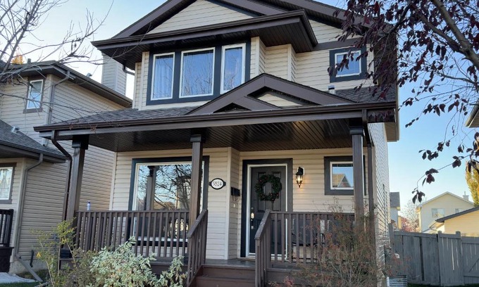 West Edmonton House | Spacious & Private Retreat near West Edmonton Mall