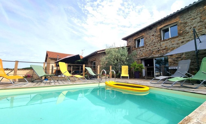 Neronde Cottage | Spacious property with non-heated pool near Roanne