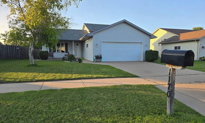 Oshkosh House | Spacious quad-lvl 3 Bedroom 3 Bath, Wi-Fi, Key-less, Smart bulbsn Great for EAA