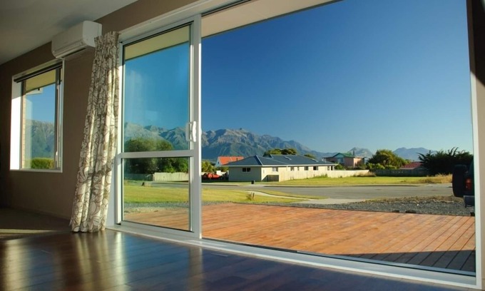 Kaikoura House | Spacious Quiet | 3BR | Decks | Wi-Fi | BBQ | Views