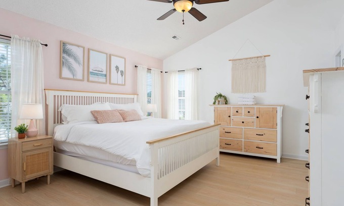 Silver Lake House | Spacious & Quiet Vacation Getaway, 15 Min to Beach