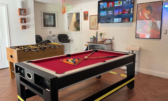 Melbourne House | Spacious ranch 7 minutes to the beach/airport, 3in1 game table , Pet friendly