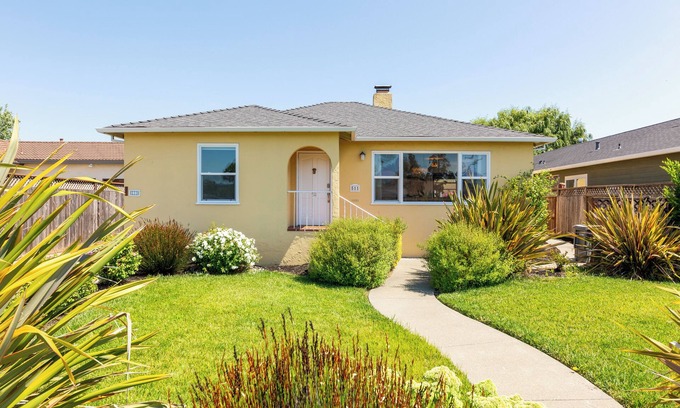 Petaluma House | Spacious Renovated Mid-Century Charmer - New