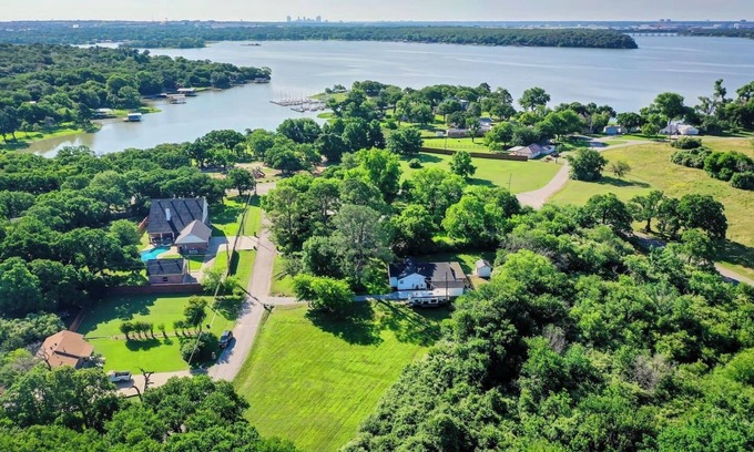 Lakeside House | Spacious Retreat near the Lake! w/Outdoor Playroom