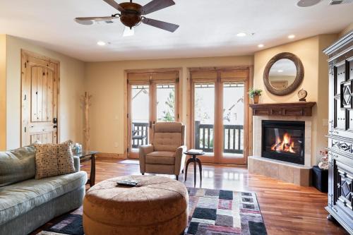 Canyon Links Apartment | Spacious Retreat, Sleeps 7, Minutes to Skiing, Private Hot Tub, Scenic Views, Ultimate Relaxation!
