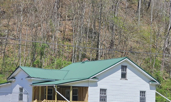 Northfork House | Spacious riding retreat 4 BR Outlaw House/ATV Riding 10beds-Large Parking