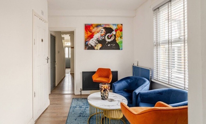 Uxbridge South House | Spacious room w/Wifi + Kitchen 4