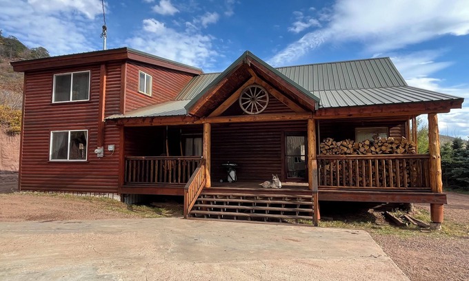 La Veta Cabin | Spacious Rustic Log Cabin-La Veta Pass-Easy Access & Wifi! Pet & Horse Friendly!
