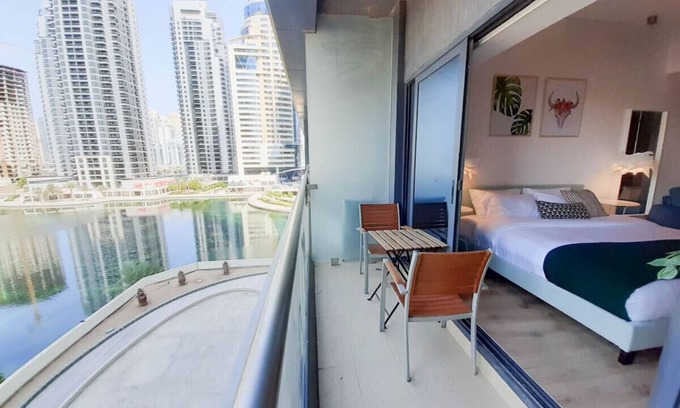 Jumeirah Lake Towers Apartment | Spacious Studio with Full Lake View!