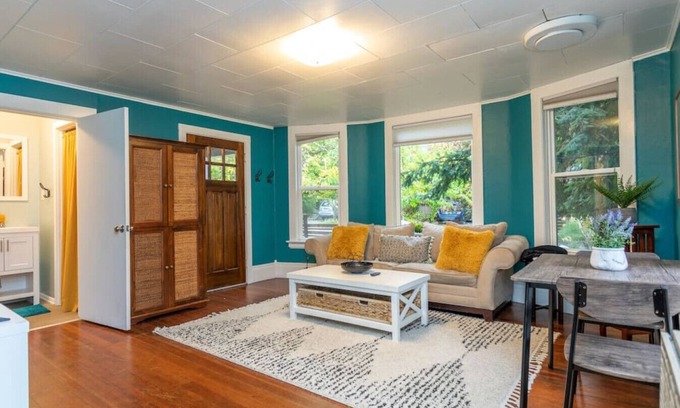 Fremont House | Spacious Spunky Multi-Level Unit Near Fremont – Perfect for Your Seattle Getaway!