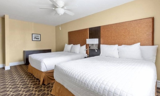 Corte Madera Hotel | Spacious Stay Near Golden Gate | Outdoor Pool | Free Parking | BBQ Area