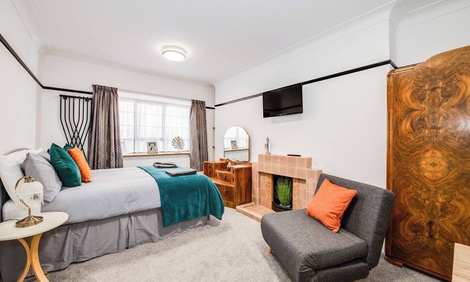 Portsmouth Apartment | Spacious Studio with Bath & separate Kitchen