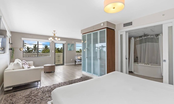 Miami Beach Condo | Spacious Studio with Roof Top Pool & Bar