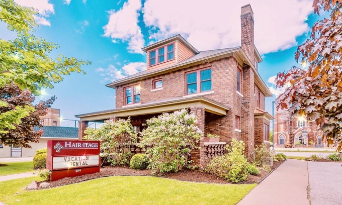 Nelson House | Spacious Stunning Historic Home Walk to Everything!