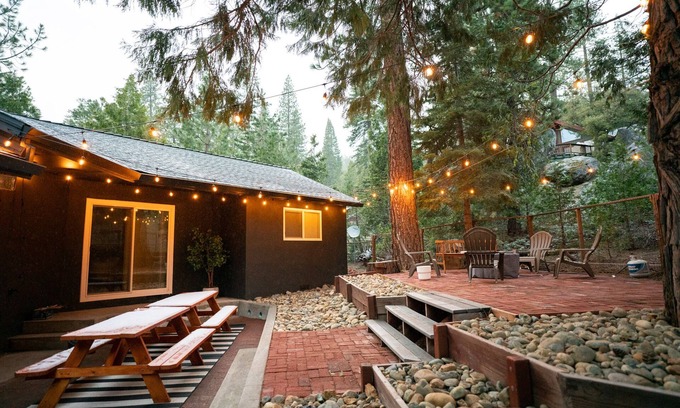 Strawberry House | Spacious, Stylish Cabin by Dodge Ridge & SnowPark!