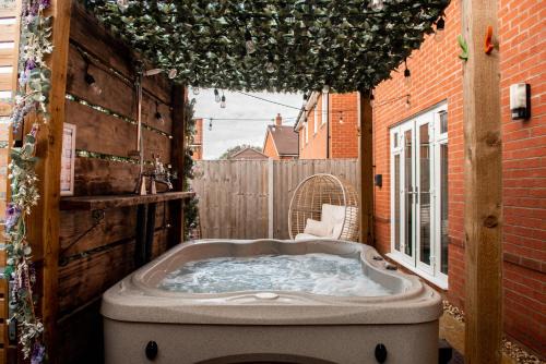 Southampton Apartment | Spacious & Stylish 4-Bed House with Hot Tub in Prime Location