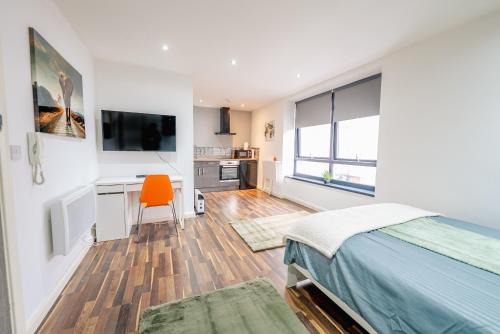 Plasnewydd Apartment | Spacious Stylish City Studio with Street View