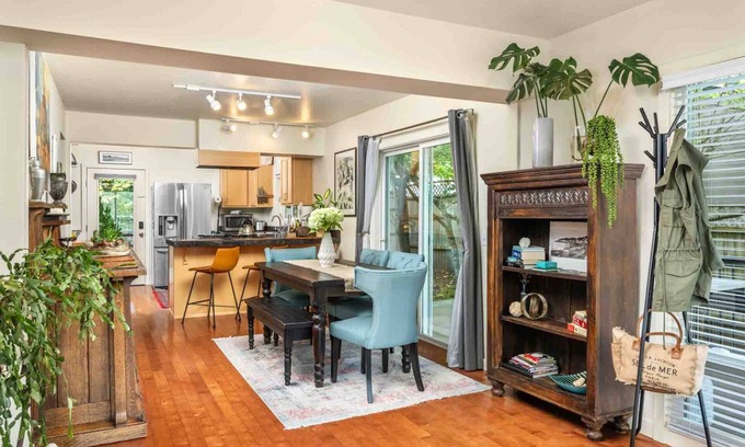South Burlingame House | Spacious SW Portland 4BR/3BA | 2 King Suites | 15min to Downtown | Groups of 8