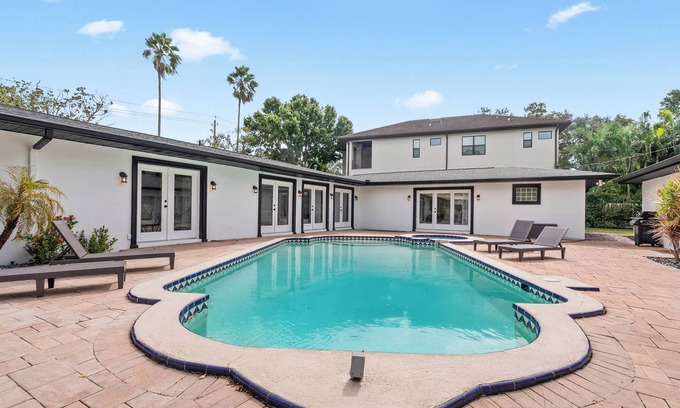 Davis Islands House | Spacious Tampa Pool Home with 5 Bedrooms. 5 minutes from Downtown Tampa.