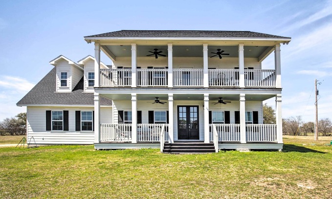 Yorktown House | Spacious Texas Getaway w/Fire Pit & Pond!