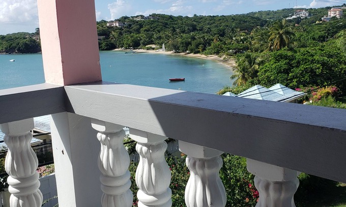 Lance aux Epines House | Spacious three bedroom apartment overlooking the beach