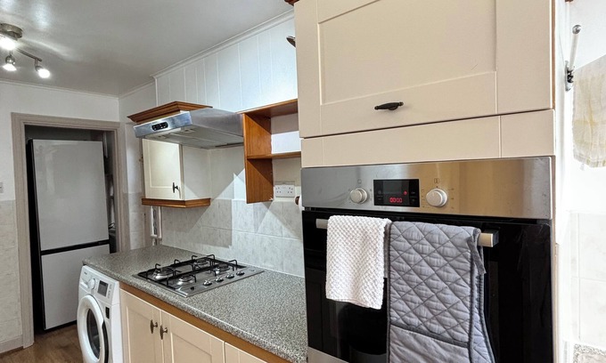 Cradley House | Spacious three bedroom near University of Birmingham & Queen Elizabeth Hospital