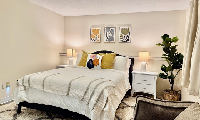 Robbinsdale House | Spacious Townhome Retreat Fully Stocked Near Downtown Robbinsdale