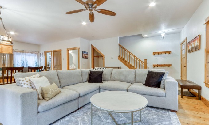 Sisters House | Spacious townhome with fireplace, covered porch, grill, & washer/dryer