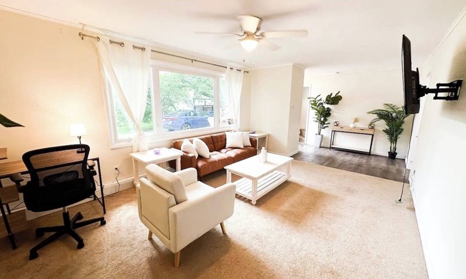Albany House | Spacious Townhouse in 809 Park