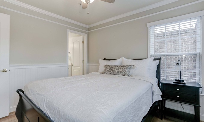 Germantown House | Spacious Townhouse Nestled in a Cul-de-Sac